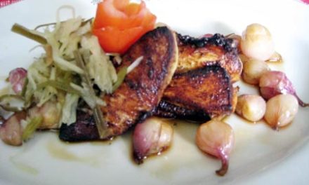 Makan a la Pinoy: Pinirito a manok, caramelized shallots, atsara a kangkong-papaya