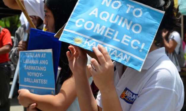 Makabayan storms Comelec